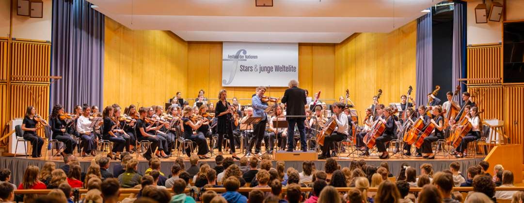27 09 2024, International Classical Music Festival Festival of Nations 2024, at the Kurhaus Bad Wörishofen in Unterallgäu, VORSICHT KLASSIK The big school concert, event for school classes, with the vbw Festival Orchestra conducted by Christoph Adt Guest soloists Sabine Meyer clarinet and Nils Mönkemeyer violist 27 09 2024, Clas
