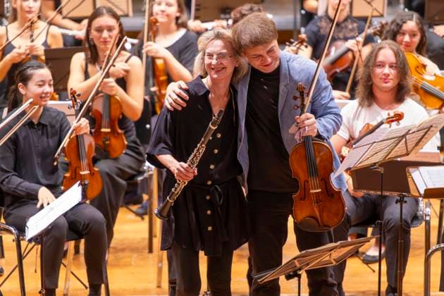 27 09 2024, International Classical Music Festival Festival of Nations 2024, at the Kurhaus Bad Wörishofen in Unterallgäu, VORSICHT KLASSIK The big school concert, event for school classes, with the vbw Festival Orchestra conducted by Christoph Adt Guest soloists Sabine Meyer clarinet and Nils Mönkemeyer violist 27 09 2024, Clas