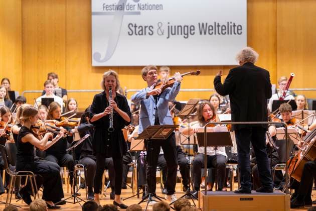 27 09 2024, International Classical Music Festival Festival of Nations 2024, at the Kurhaus Bad Wörishofen in Unterallgäu, VORSICHT KLASSIK The big school concert, event for school classes, with the vbw Festival Orchestra conducted by Christoph Adt Guest soloists Sabine Meyer clarinet and Nils Mönkemeyer violist 27 09 2024, Clas