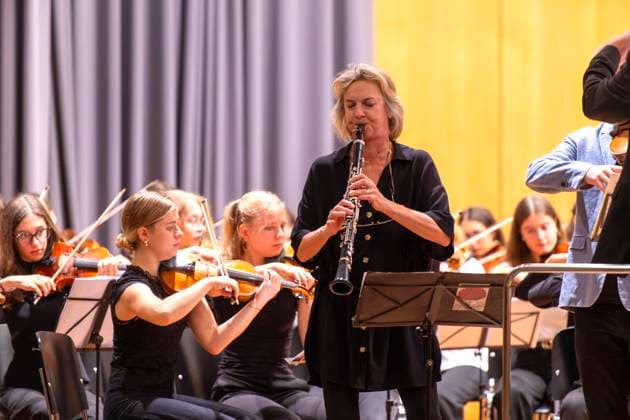 27 09 2024, International Classical Music Festival Festival of Nations 2024, at the Kurhaus Bad Wörishofen in Unterallgäu, VORSICHT KLASSIK The big school concert, event for school classes, with the vbw Festival Orchestra conducted by Christoph Adt Guest soloists Sabine Meyer clarinet and Nils Mönkemeyer violist 27 09 2024, Clas