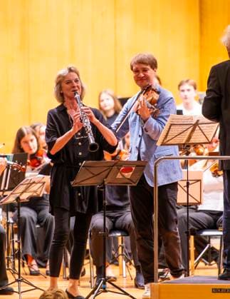 27 09 2024, International Classical Music Festival Festival of Nations 2024, at the Kurhaus Bad Wörishofen in Unterallgäu, VORSICHT KLASSIK The big school concert, event for school classes, with the vbw Festival Orchestra conducted by Christoph Adt Guest soloists Sabine Meyer clarinet and Nils Mönkemeyer violist 27 09 2024, Clas
