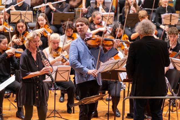27 09 2024, International Classical Music Festival Festival of Nations 2024, at the Kurhaus Bad Wörishofen in Unterallgäu, VORSICHT KLASSIK The big school concert, event for school classes, with the vbw Festival Orchestra conducted by Christoph Adt Guest soloists Sabine Meyer clarinet and Nils Mönkemeyer violist 27 09 2024, Clas