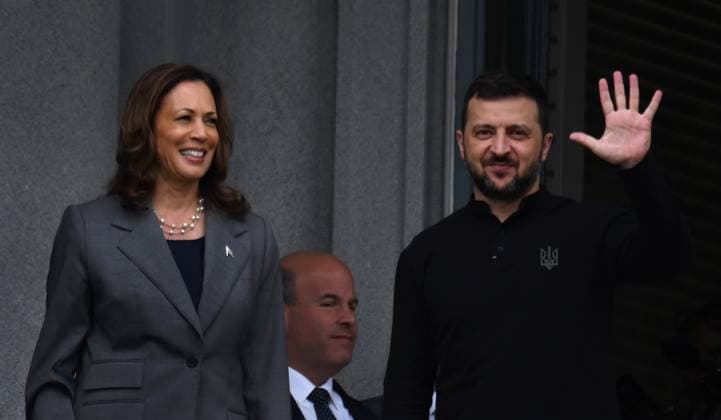 September 26, 2024, Washington, Dc, USA: Vice President and democratic nominee Kamala Harris walks out on the balcony with Ukrainian President Volodymyr Zelensky at the Eisenhower Executive Office Building overlooking the White House in Washington DC on September 26, 2024. Zelensky is here seeking U.S. support prior to pivotal presidential election. Washington USA - ZUMAg208 20240926_aap_g208_004 Copyright: xCarolxGuzyx