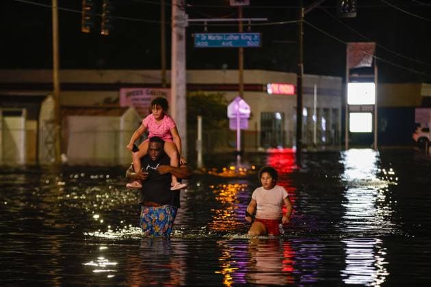 News Themen der Woche KW39 News Bilder des Tages September 27, 2024, Crystal River, Florida, USA: JAMIR LEWIS wades through flood waters with his two daughters NYLAH and ARIA due to storm surge from Hurricane Helene on Friday. Hurricane Helene slammed into Florida s coast as a Category 4 hurricane with 140 mph winds, dumping rain, forcing rescues, and leaving millions without power. The storm is the first known Category 4 Hurricane to hit Florida s Big Bend region since records began in 1851. Crystal River USA - ZUMAs70_ 20240927_zan_s70_054 Copyright: xLuisxSantanax