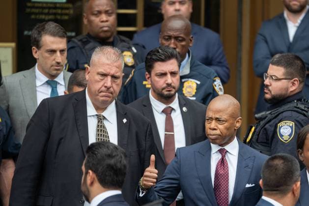 Bilder des Jahres 2024, News 09 September News Themen der Woche KW39 News Bilder des Tages NYC Mayor Eric Adams Federal Indictment in Manhattan - 27 Sept 2024 New York City Mayor Eric Adams gives a thumbs up as he leaves federal court in Manhattan. New York City Mayor Eric Adams left federal court after pleading not guilty to fraud and bribery charges in New York City. Manhattan United States Copyright: xDerekxFrenchx xSOPAxImagesx NYC_EricAdamsCourt_B1-9