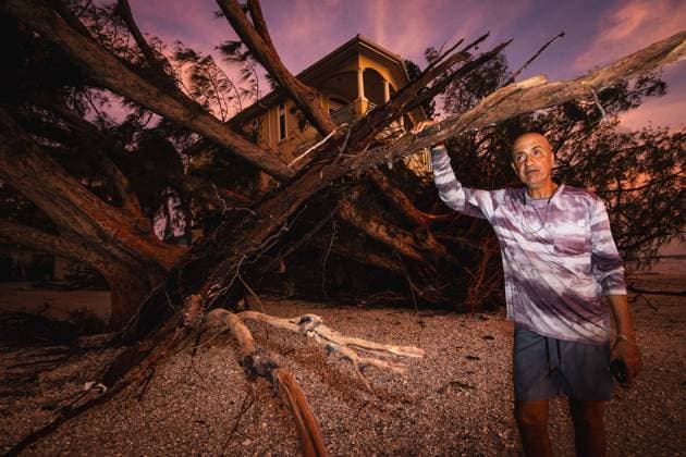 Bilder des Jahres 2024, News 09 September News Themen der Woche KW39 News Bilder des Tages September 27, 2024, Treasure Island, Florida, USA: Local Sunset Beach resident, Joseph Semrani, describes how trees and homes were battered and damaged by flood waters due to the record breaking storm surge affects of HURRICANE HELENE Treasure Island USA - ZUMAd256 20240927_znp_d256_025 Copyright: xDavexDeckerx