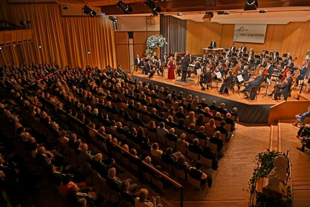 27 09 2024, International Festival of Classical Music Festival of Nations 2024, at the Kurhaus Bad Wörishofen in Unterallgäu, festival opening with Julia Fischer violin Andrey Boreyko, conductor of the Vienna Symphony Orchestra 27 09 2024, Classical Music Festival Bad Wörishofen 27 09 2024, Classical Music Festival Bad Wörishofen