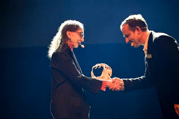 GOTHENBURG, SWEDEN 20240928 American author Joyce Carol Oates is awarded The Mermaid, the Book Fairs newly established literary prize, by Oskar Ekström, program director at the Book Fair, during the Göteborg Book Fair on Saturday GOTHENBURG, SWEDEN x10080x  Copyright: xFredrikxSandberg TTx BOKMÄSSAN 2024 JOYCE CAROL OATES vFUKE-tIQlU