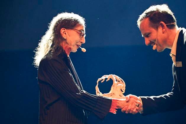 GOTHENBURG, SWEDEN 20240928 American author Joyce Carol Oates is awarded The Mermaid, the Book Fairs newly established literary prize, by Oskar Ekström, program director at the Book Fair, during the Göteborg Book Fair on Saturday GOTHENBURG, SWEDEN x10080x  Copyright: xFredrikxSandberg TTx BOKMÄSSAN 2024 JOYCE CAROL OATES yDGawfFjki0