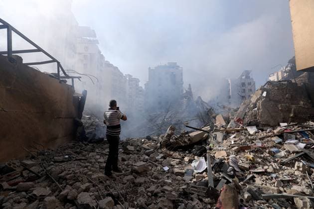 Bilder des Jahres 2024, News 09 September News Themen der Woche KW39 News Bilder des Tages (240928) -- BEIRUT, Sept. 28, 2024 -- This photo taken on Sept. 28, 2024 shows the damage buildings after Israeli airstrikes in Beirut s southern suburb, Lebanon. Israel launched fresh attacks on targets in Beirut s southern suburb of Dahieh early Saturday, saying it was targeting Hezbollah weapons stored under civilian buildings. ) (SpotNews)LEBANON-HEZBOLLAH WEAPONS-ISRAEL-ATTACKS BilalxJawich 