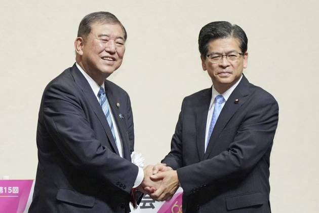 News Themen der Woche KW39 News Bilder des Tages Japan ruling LDP, coalition partner chiefs Shigeru Ishiba (L), Japan s ruling Liberal Democratic Party head, and Keiichi Ishii, secretary of Japan s junior ruling coalition partner Komeito, shake hands at the Komeito party s convention in Tokyo on Sept. 28, 2024.  A14AA0003508620P