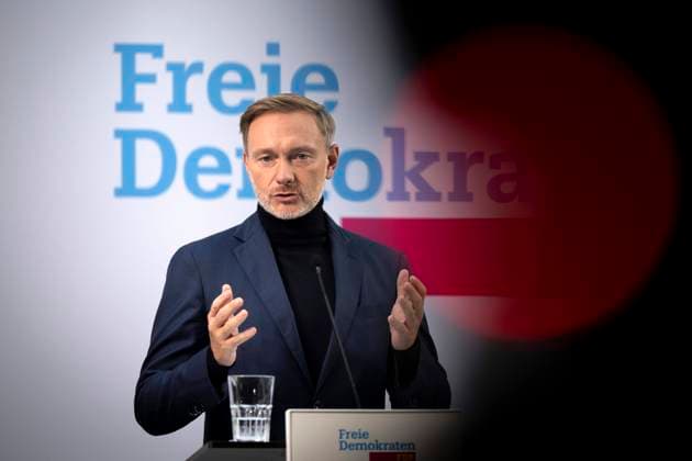 Christian Lindner FDP DEU, Deutschland, Germany, Berlin, 23.09.2024 Rede von Christian Lindner , Bundesvorsitzender der FDP und Bundesfinanzminister, im Gegenlicht waehrend einer Prerssekonferenz am Tag nach der Landtagswahl in Brandenburg in der Parteizentrale in Berlin Deutschland . Mit 0,83 Prozent hat die FDP den Einzug in den Brandenburger Landtag verpasst en: Christian Lindner , Federal Chairman of the FDP and Federal Minister of Finance, in the backlight during a press conference on the day after the state elections in Brandenburg at the party headquarters in Berlin Germany. With 0.83 percent, the FDP missed entry into the Brandenburg state parliament *** Christian Lindner FDP DEU, Deutschland, Germany, Berlin, 23 09 2024 Speech b