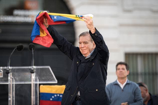 News Themen der Woche KW39 News Bilder des Tages Venezuelan opposition leader, Edmundo Gonzalez, during a rally for the freedom of Venezuela, at Puerta del Sol, on September 28, 2024, in Madrid Spain Hundreds of Venezuelans have once again rallied in Puerta del Sol and other places around the world to demand freedom for Venezuela and in rejection of electoral fraud 28 SEPTEMBER 2024 MANI PROTEST VENEZUELA VENEZOLANS FREEDOM ELECTORAL FRAUD EDMUNDO GONZÁLEZ OPPOSITION FLAG Diego Radamé Madrid Madrid Madrid Espana  Copyright: xDiegoxRadamÃ sx 6244106