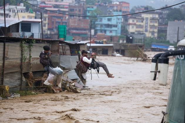 Bilder des Jahres 2024, News 09 September News Themen der Woche KW39 News Bilder des Tages Monsoon Rain Creates Havoc In Nepal, At Least 32 Killed In Kathmandu Valley In 24 Hours Nepal s Armed Police Force rescues stranded people using a zipline rescue method from a flooded river in Lalitpur, Nepal, on September 28, 2024. At least 32 people die in Kathmandu Valley alone within 24 hours on September 28, 2024. Kathmandu Valley Nepal  Copyright: xSubaasxShresthax originalFilename: shrestha-monsoonr240928_npufl.jpg