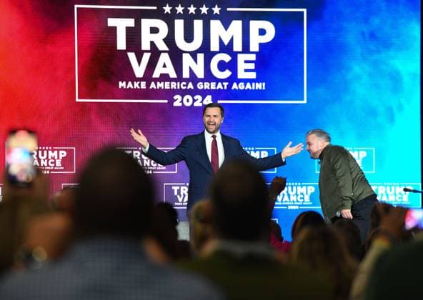 News Themen der Woche KW39 News Bilder des Tages September 28, 2024, Monroeville, Pennsylvania, USA: J.D. Vance Speaks to a crowd gathered for The Courage Tour in Monroeville, PA on Saturday. The Revival-style event has been targeting swing states and is sponsored by a prophet named Lance Wallnau, who is known for advancing the idea that Donald trump is anointed by God, and who has lately said that Kamala Harries embodies the Jezebel spirit , and practices witchcraft. Wallnau is a leading figure in a rising, populist Christian movement of apostles and prophets with millions of followers who copuld be key to Donald Trump re-election chances. Monroeville USA - ZUMAl113 20240928_zap_l113_001 Copyright: xMiguelxJuarezxLugox