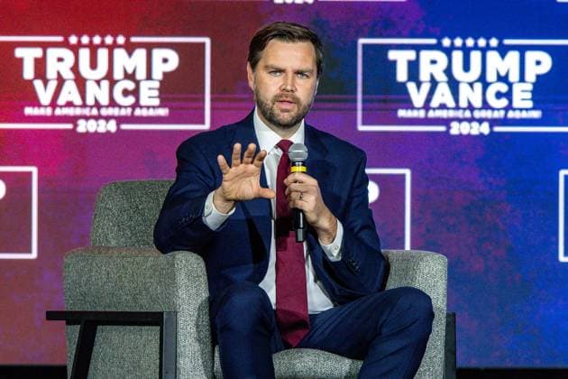 September 28, 2024, Monroeville, Pennsylvania, USA: Vice Presidential Nominee JD VANCE speaks to the crowd at a town hall event in Monroeville, Pennsylvania. Monroeville USA - ZUMAg257 20240928_zsp_g257_027 Copyright: xBrentxGudenschwagerx