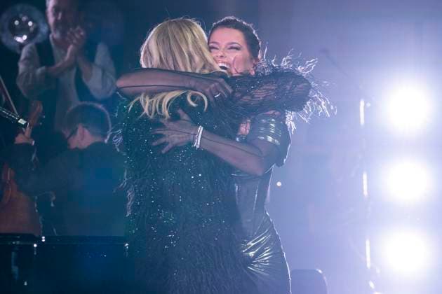 Entertainment Themen der Woche KW39 Entertainment Bilder des Tages September 28, 2024, Toronto, On, CAN: Nelly Furtado, right, hugs Sarah McLachlan after performing together at the Canadian Songwriters Hall of Fame Induction Ceremony at Massey Hall in Toronto, on Saturday, September 28, 2024. Toronto CAN  - ZUMAc35_ 20240928_zaf_c35_237 Copyright: xPaigexTaylorxWhitex
