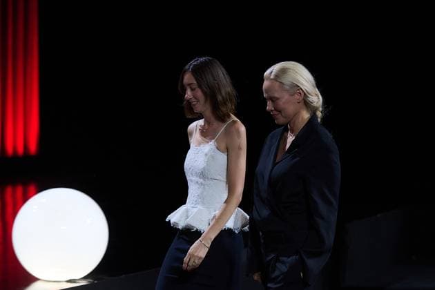 The Winners During The 72nd Edition Of The San Sebastian International Film Festival The film The Last Show Girl with its director Gia Coppola and actress Pamela Anderson receives the special jury prize during the 72nd edition of the San Sebastian International Film Festival in San Sebastian, Spain, on September 28, 2024. San Sebastian Spain  Copyright: xCOOLMediax originalFilename: coolmedia-notitle240928_npF73.jpg