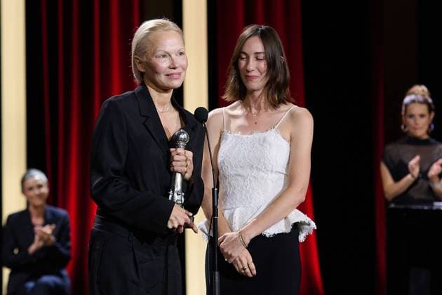 The Winners During The 72nd Edition Of The San Sebastian International Film Festival The film The Last Show Girl with its director Gia Coppola and actress Pamela Anderson receives the special jury prize during the 72nd edition of the San Sebastian International Film Festival in San Sebastian, Spain, on September 28, 2024. San Sebastian Spain  Copyright: xCOOLMediax originalFilename: coolmedia-notitle240928_np1NG.jpg
