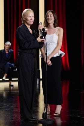 The Winners During The 72nd Edition Of The San Sebastian International Film Festival The film The Last Show Girl with its director Gia Coppola and actress Pamela Anderson receives the special jury prize during the 72nd edition of the San Sebastian International Film Festival in San Sebastian, Spain, on September 28, 2024. San Sebastian Spain  Copyright: xCOOLMediax originalFilename: coolmedia-notitle240929_npjgC.jpg