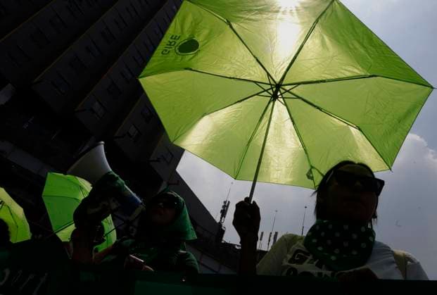 Global Day Of Action In Favour Of Legal, Free, Safe And Free Abortion In Mexico And Latin America Feminist groups with umbrellas march from the Glorieta de las Mujeres que Luchan to the Zocalo in Mexico City, Mexico, on September 28, 2024, on the occasion of the Global Day of Action in favor of legal, free, safe, and free abortion in Mexico and Latin America. Mexico City Mexico  Copyright: xGerardoxVieyrax originalFilename: vieyra-notitle240928_npMcw.jpg