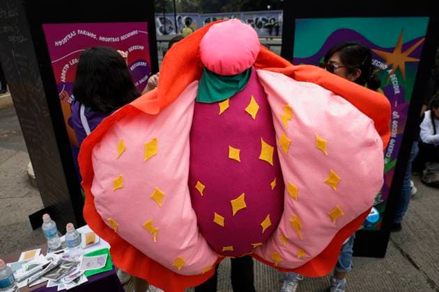 Global Day Of Action In Favour Of Legal, Free, Safe And Free Abortion In Mexico And Latin America A feminist woman disguises herself as a vulva in Mexico City, Mexico, on September 28, 2024, where dozens of women march from the Glorieta de las Mujeres que Luchan to the Zocalo on the occasion of the Global Day of Action in favor of legal, free, and safe abortion in Mexico and Latin America. Mexico City Mexico City Mexico  Copyright: xGerardoxVieyrax originalFilename: vieyra-notitle240928_np3RF.jpg
