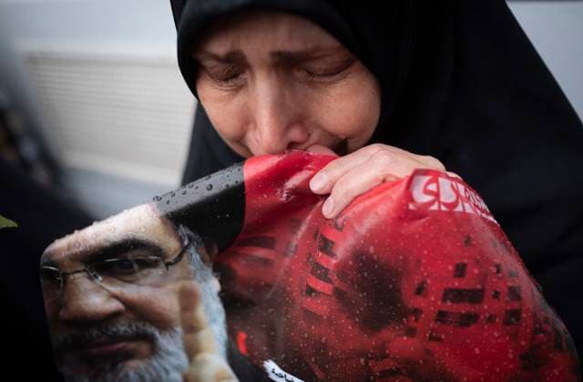 Bilder des Jahres 2024, News 09 September News Themen der Woche KW39 News Bilder des Tages Iran Reaction Protest Against Killing of Hassan Nasrallah A veiled Iranian protester mourns while holding a portrait of Lebanon s Hezbollah Secretary General, Hassan Nasrallah, during a protest gathering to condemn an Israeli air strike against Hezbollah s headquarters in the suburb of Beirut, in Tehran, Iran, on September 28, 2024. Lebanon s Hezbollah Leader, Hassan Nasrallah, dies in a massive Israeli air strike against Hezbollah s headquarters on Friday evening, September 27, in the suburb of Beirut. Tehran Tehran Iran  Copyright: xMortezaxNikoubazlx originalFilename: nikoubazl-iranreac240928_npYpx.jpg