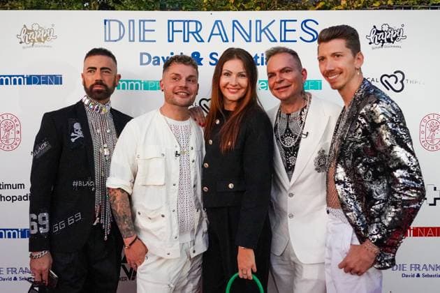 Bilder des Jahres 2024, Entertainment 09 September Entertainment Themen der Woche KW39 Entertainment Bilder des Tages Dschungelcamp Teilnehmer Manuel Flickinger mit Begleitung. Sebastian und David Franke richten zum Einzug in ihr Haus in Mörfelden-Walldorf eine Charity-4-Pets Party aus - Mörfelden-Walldorf 28.09.2024: Charity 4 Pets Party bei Die Frankes *** Jungle camp participant Manuel Flickinger accompanied by Sebastian and David Franke host a Charity 4 Pets Party to celebrate moving into their house in Mörfelden Walldorf Mörfelden Walldorf 28 09 2024 Charity 4 Pets Party at Die Frankes