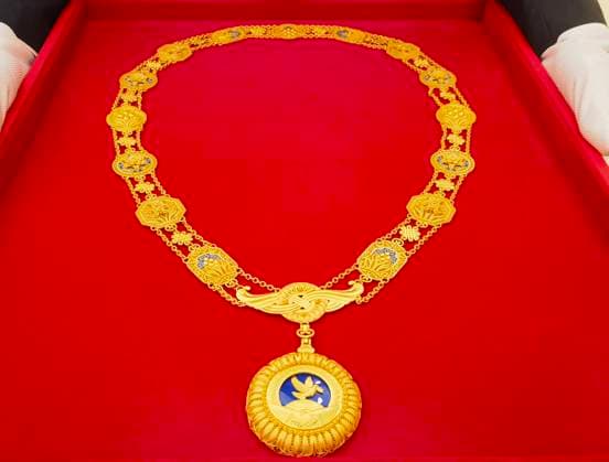 (240929) -- BEIJING, Sept. 29, 2024 -- This photo taken on Sept. 29, 2024 shows the Friendship Medal. China held a high-profile ceremony on Sunday morning to award the highest state honors ahead of the 75th founding anniversary of the People s Republic of China. ) (FOCUS)CHINA-BEIJING-HIGHEST STATE HONORS-CEREMONY (CN) LaixXiangdong 