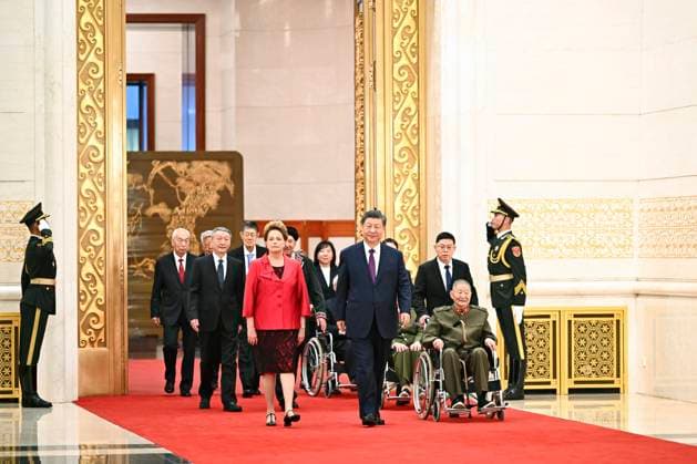 (240929) -- BEIJING, Sept. 29, 2024 -- Xi Jinping walks into the venue of the presentation ceremony of the national medals and honorary titles of the People s Republic of China with the recipients at the Great Hall of the People in Beijing, capital of China, Sept. 29, 2024. China held a high-profile ceremony on Sunday morning to award the highest state honors ahead of the 75th founding anniversary of the People s Republic of China. ) CHINA-BEIJING-XI JINPING-HIGHEST STATE HONORS-CEREMONY (CN) YanxYan 