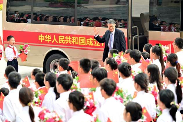(240929) -- BEIJING, Sept. 29, 2024 -- Zhang Zhuoyuan, a recipient of the title of Outstanding Contributor to Economic Research, arrives at the Great Hall of the People in Beijing, capital of China, Sept. 29, 2024. China will hold a high-profile ceremony on Sunday morning to award the highest state honors ahead of the 75th founding anniversary of the People s Republic of China. ) (FOCUS)CHINA-BEIJING-HIGHEST STATE HONORS-CEREMONY (CN) ZhaixJianlan 