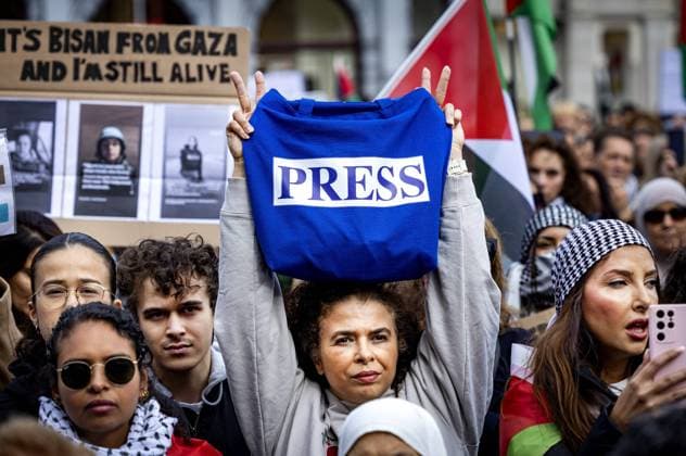 AMSTERDAM - A protester holds a press vest during a Pro-Palestinian protest on Dam Square in downtown Amsterdam. The Plant an Olive Tree Foundation is calling attention to the human rights of Palestinians with this action. ANP RAMON VAN FLYMEN netherlands out - belgium out  Copyright: xx x509675262x originalFilename: 509675262.jpg