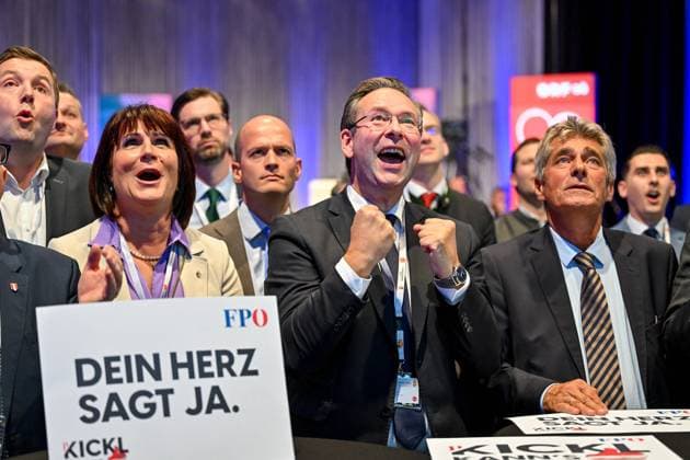 Bilder des Jahres 2024, News 09 September News Themen der Woche KW39 News Bilder des Tages Nationalratswahl 2024, Ursulinenhof Linz 29.09.2024, Ursulinenhof Linz AUT, Nationalratswahl 2024, Pressewahldienst im Bild Sabine Binder (2.Landtagspraesidentin, FP), Hermann Brueckl (FP, NAbg), Herwig Mahr (FP, Klubobmann) Oberoesterreich *** National Council election 2024, Ursulinenhof Linz 29 09 2024, Ursulinenhof Linz AUT, National Council election 2024, Press election service in the picture Sabine Binder 2 State Parliament President, FP , Hermann Brueckl FP, NAbg , Herwig Mahr FP, Klubobmann Oberoesterreich Pressewahldienst Linz zur Nationalratswahl 2024, 29.09.2024-15