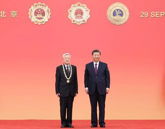(240929) -- BEIJING, Sept. 29, 2024 -- Chinese President Xi Jinping, also general secretary of the Communist Party of China (CPC) Central Committee and chairman of the Central Military Commission, presents the medal for the title of People s Scientist to Zhao Zhongxian in Beijing, capital of China, Sept. 29, 2024. A presentation ceremony for national medals and national honorary titles of the People s Republic of China was held at the Great Hall of the People in Beijing on Sunday. ) CHINA-BEIJING-NATIONAL MEDALS AND HONORARY TITLES-PRESENTATION CEREMONY (CN) JuxPeng 