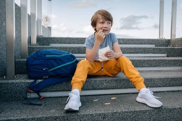 Creative Highlights Symbolfotos Little boy, with backpack, eats street food, French fries Saint Petersburg, Saint Petersburg, Russia CR_KSLI240929-1538279-01 ,model released, Symbolfoto
