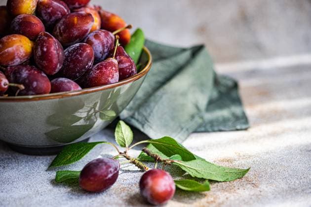 IMAGO Creative, Jahreszeit Sommer, Food, Pflaume Bowl of ripe organc plums Tbilisi, Tbilisi, Georgia CR_LSQHTY2409047F-1532979-01