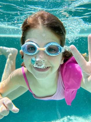 Creative Highlights Symbolfotos Smiling girl underwater, wearing goggles, making a peace sign Surprise, Arizona, United States R_TTIF240925-1511468-01 ,model released, Symbolfoto