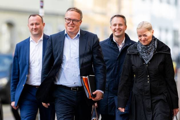 News Themen der Woche KW40 SONDIERUNGSGESPRÄCHE ZWISCHEN CDU, BSW UND SPD IN THÜRINGEN 30 09 2024 - Erfurt: Christian Herrgott (CDU, l), der Vorsitzende der Thüringer CDU-Landtagsfraktion, Mario Voigt (CDU, 2.v.l.), Andreas Bühl (CDU, 2.v.r.) und Beate Meißner (CDU) auf dem Weg zum Tagungsort. Vertreter der Thüringer CDU trafen sich am 30. September 2024 mit Vertretern von BSW und SPD zu Sondierungsgesprächen im Erfurter Dompalais. In Thüringen wurde Anfang September 2024 ein neuer Landtag gewählt. _________________ *** EXPLORATORY TALKS BETWEEN CDU, BSW AND SPD IN THURINGIA 30 09 2024 Erfurt Christian Herrgott CDU, l , the chairman of the Thuringian CDU state parliamentary group, Mario Voigt CDU, 2 f l , Andreas Bühl CDU, 2 f r and Beate Meißner CDU on