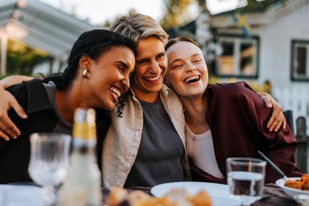 IMAGO Creative, Lifestyle, Feste im Garten #2 Happy young woman embracing female friends in back yard at social gathering Sweden, Stockholm, model released, property released Copyright: xMaskotx, MA112428