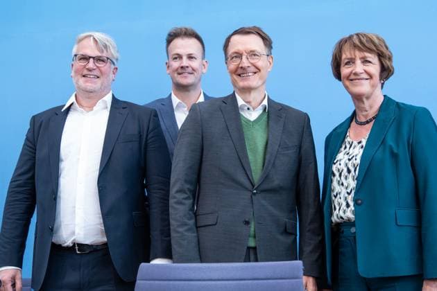 News Themen der Woche KW40 Bundespressekonferenz in Berlin - Bundesgesundheitsminister informiert zur Einführung der elektronischen Patientenakte ePA - Markus Beier, Bundesvorsitzender Hausärztinnen- und Hausärzteverband e.V., Florian Fuhrmann, Vorsitzender der Geschäftsführung gematik GmbH, Karl Lauterbach, Bundesgesundheitsminister und Doris Pfeiffer, Vorstandsvorsitzende GKV-Spitzenverband (von links);Bundespressekonferenz in Berlin - Bundesgesundheitsminister informiert zur Einführung der elektronischen Patientenakte ePA, Berlin Berlin Deutschland Haus der Bundespressekonferenz *** Federal Press Conference in Berlin Federal Minister of Health provides information on the introduction of the electronic patient file (ePA) Markus Beier, Federal Chairman of the