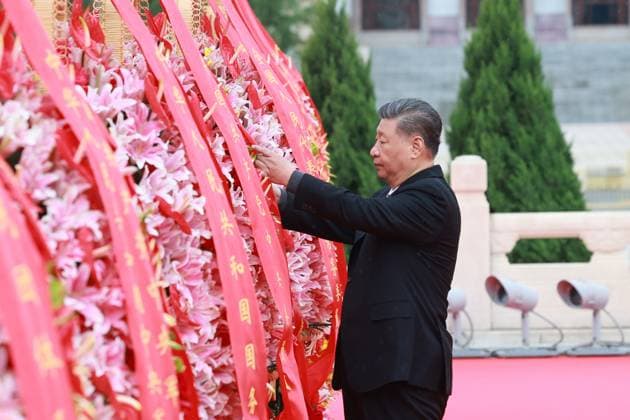 News Themen der Woche KW40 News Bilder des Tages (240930) -- BEIJING, Sept. 30, 2024 -- Xi Jinping straightens the ribbon on a flower basket during a ceremony to present flower baskets to fallen heroes at Tian anmen Square in Beijing, capital of China, Sept. 30, 2024. Chinese President Xi Jinping and other Party and state leaders including Li Qiang, Zhao Leji, Wang Huning, Cai Qi, Ding Xuexiang, Li Xi and Han Zheng on Monday attended the ceremony. The event was held to mark Martyrs Day, observed one day prior to National Day. ) CHINA-BEIJING-LEADERS-MARTYRS DAY-CEREMONY (CN) WangxYe 