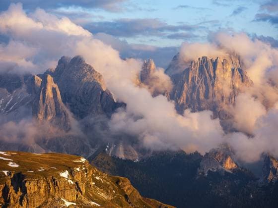 Rosengarten-Gruppe in Wolken bei Abendlicht, Schlern, Dolomiten, Südtirol, Italien, Europa Rose garden group in clouds at evening light, Schlern, Dolomites, South Tyrol, Italy, Europe Copyright: imageBROKER HerbertxBerger ibxheb11478979.jpg