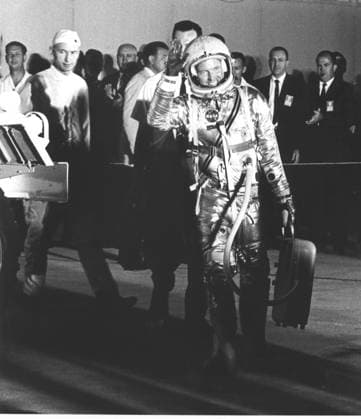 RECORD DATE NOT STATED CAPE CANAVERAL, FLA. -- Hangar S -- Mercury workers and news media are greeted by astronaut L. Gordon Cooper as he leaves Hangar S for Pad 14 to start his 22-orbit mission, MA-9. Copyright: xpiemagsx piemagsnasaend23-16922 !ACHTUNG AUFNAHMEDATUM GESCHÄTZT!