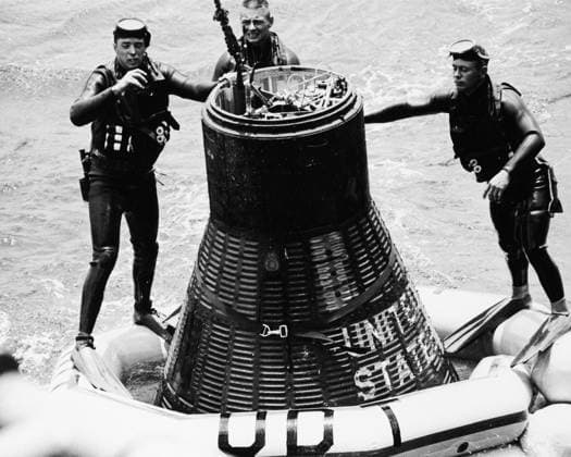 RECORD DATE NOT STATED USS KEARSARGE. -- Three U.S. Navy frogmen attach a floatation collar to the Faith 7 Mercury spacecraft minutes after the spacecraft splashed down in the Pacific Ocean less than four miles from the aircraft carrier USS Kearsarge, and within sight of those on board. Copyright: xpiemagsx piemagsnasaend23-17023 !ACHTUNG AUFNAHMEDATUM GESCHÄTZT!