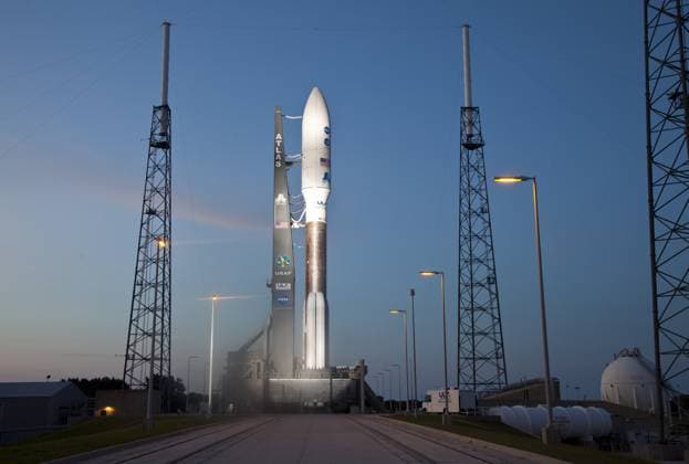 RECORD DATE NOT STATED CAPE CANAVERAL, Fla. -- As night descends on Space Launch Complex 41 at Cape Canaveral Air Force Station in Florida, the United Launch Alliance Atlas V-551 launch vehicle is being readied for launch. Atop the rocket is NASA s Juno planetary probe, enclosed in its payload fairing. Liftoff is planned during a launch window which extends from 11:34 a.m. to 12:43 p.m. EDT on Aug. 5. The solar-powered spacecraft will orbit Jupiter s poles 33 times to find out more about the gas giant s origins, structure, atmosphere and magnetosphere and investigate the existence of a solid planetary core. NASA s Jet Propulsion Laboratory, Pasadena, Calif., manages the Juno mission for the principal investigator, Scott Bolton, of Southwest Research Institute i Copyright: xpiemagsx piemagsnasaend23-2748 !ACHTUNG AUFNAHMEDATUM GESCHÄTZT!