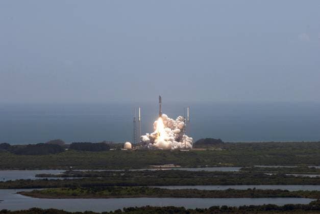 RECORD DATE NOT STATED CAPE CANAVERAL, Fla. -- NASA s Juno planetary probe, enclosed in its payload fairing, begins its five-year journey to Jupiter atop a United Launch Alliance Atlas V-551 launch vehicle from Space Launch Complex 41 on Cape Canaveral Air Force Station in Florida. Liftoff was at 12:25 p.m. EDT Aug. 5. The solar-powered spacecraft will orbit Jupiter s poles 33 times to find out more about the gas giant s origins, structure, atmosphere and magnetosphere and investigate the existence of a solid planetary core. NASA s Jet Propulsion Laboratory, Pasadena, Calif., manages the Juno mission for the principal investigator, Scott Bolton, of Southwest Research Institute in San Antonio. The Juno mission is part of the New Frontiers Program managed at NASA Copyright: xpiemagsx piemagsnasaend23-2756 !ACHTUNG AUFNAHMEDATUM GESCHÄTZT!