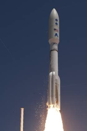 RECORD DATE NOT STATED CAPE CANAVERAL, Fla. -- Fire lights up a crystal-clear blue sky on Space Launch Complex 41 on Cape Canaveral Air Force Station in Florida as a United Launch Alliance Atlas V rocket lofts NASA s Juno planetary probe into space. Liftoff was at 12:25 p.m. EDT Aug. 5. The solar-powered spacecraft will orbit Jupiter s poles 33 times to find out more about the gas giant s origins, structure, atmosphere and magnetosphere and investigate the existence of a solid planetary core. Copyright: xpiemagsx piemagsnasaend23-2763 !ACHTUNG AUFNAHMEDATUM GESCHÄTZT!