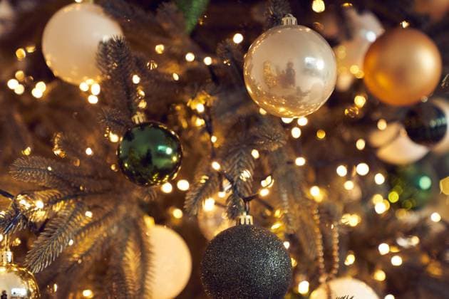 Close up of white, black, green and golden Christmas balls, garlands, string light handing on christmas tree with bokeh. Christmas decor, background with copy space. The concept of Christmas Close up of white, black, green and golden Christmas balls, garlands, string light handing on christmas tree with bokeh. Christmas decor, background with copy space. The concept of Christmas. Copyright: xZoonar.com DARYAxKOMAROVAx 22004035