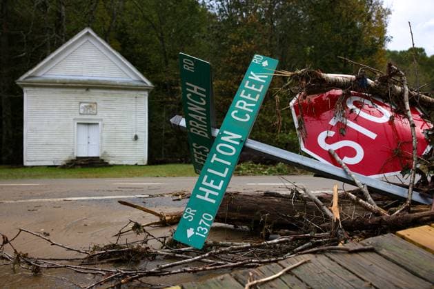 News Themen der Woche KW40 News Bilder des Tages Hurricane Helene Damage In North Carolina Street signs lay toppled in Lansing, North Carolina on September 30, 2024 after Hurricane Helene caused widespread damage in the region. Lansing, North Carolina North Carolina United States  Copyright: xBryanxOlinxDozierx originalFilename: dozier-hurrican240930_npd1U.jpg