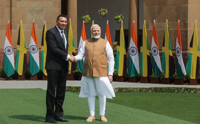 News Themen der Woche KW40 News Bilder des Tages Prime Minister Narendra Modi meets Jamaican PM Andrew in New Delhi, India - 01 Oct 2024 Jamaica s Prime Minister Andrew Holness (L) and Indian Prime Minister Narendra Modi (R) shake hands before their delegation level meeting at the Hyderabad House in New Delhi. New Delhi India Copyright: xNaveenxSharmax xSOPAxImagesx India-Jamaica-Diplomacy_0005